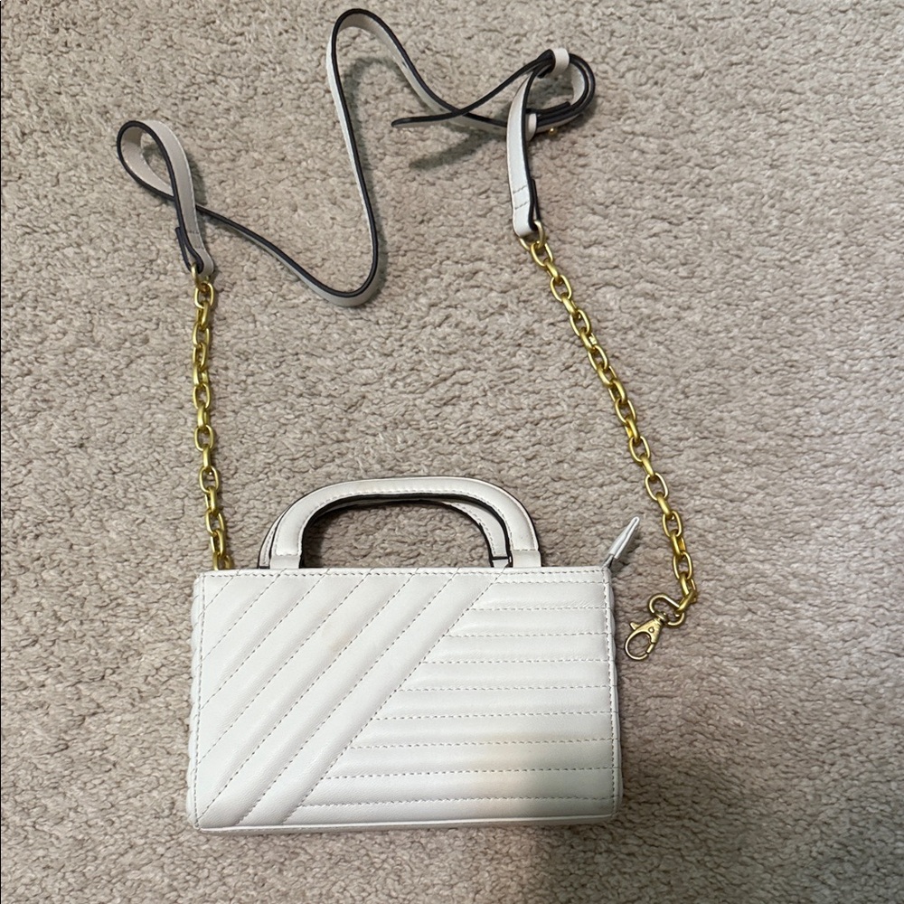 Elegant White Quilted Handbag with Gold Chain